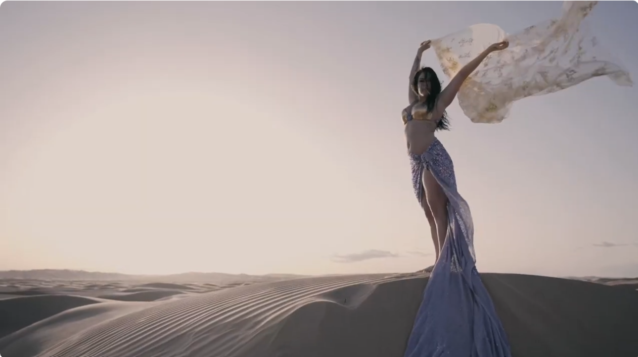 Blythe moving through the desert